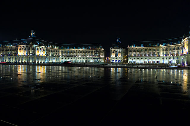 Miroir d'eau sur la place de la Bourse à Bordeaux, la nuit