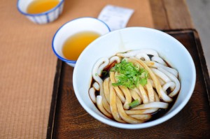1280px-Ise_udon_by_imgdive_in_Okage_Yokocho,_Ise,_Mie