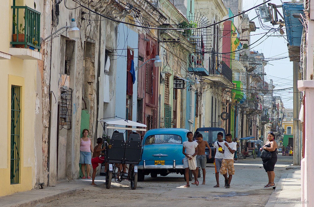 1024px-Street_of_Old_Habana,_Cuba,_Jul.2011_(5981653907)